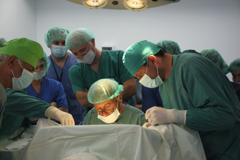 თელ-ავივის (ისრაელი) უნივერსიტეტის პედიატრიული ქირურგიის დეპარტამენტის პროფესორის იცხაკ ვინოგრადის ლექციები და საქველმოქმედო ოპერაციები